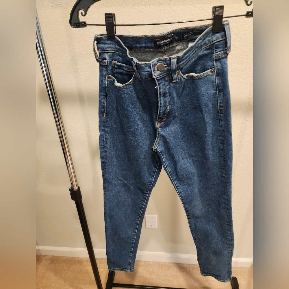 Banana Republic High Rise Skinny Jeans. Size 2 which fits a 26-28. Dark blue.